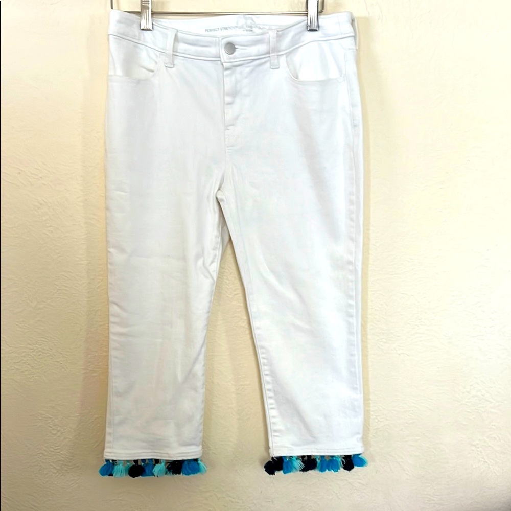 Chico’s 0 perfect stretch girlfriend slim leg capri White Jeans with Tassel Hem